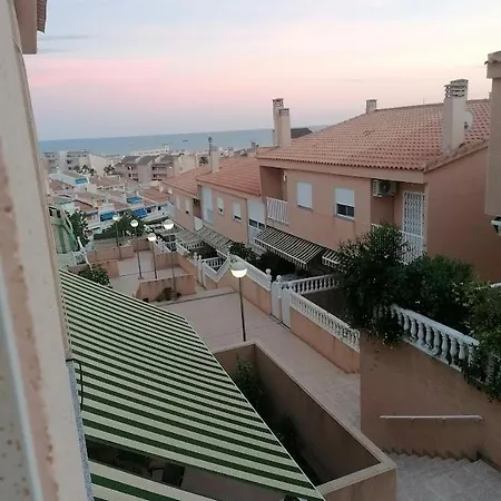 Magnificent 3 Bedroom House Close To The With Community Swimming Pool *